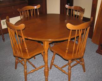 Table/4 chairs/ 2 leaves