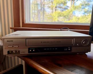 Sanyo VWM-900 4-Head Hi-Fi VCR
