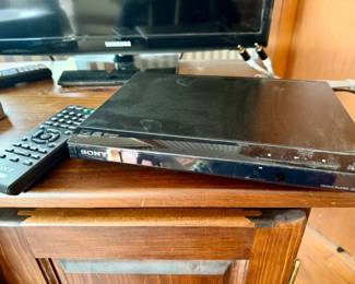 Sony DVP-SR210P progressive scan DVD player W Remote
