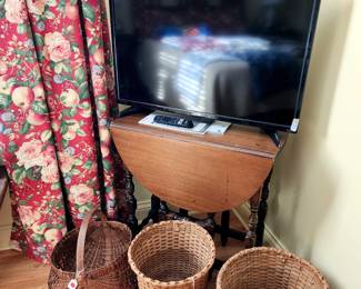 Small gate-leg table, baskets, Toshiba 32" LCD TV