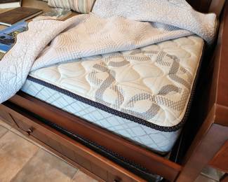 Trundle day bed with nice Serta mattresses