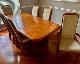 Solid Oak Dining Room Table and 6 Chairs