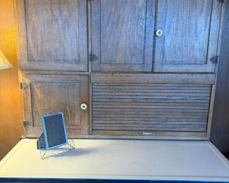 A true piece of Americana that combined beauty and practicality. The Hoosier Cabinet is that rare piece of American history you really should own. Here is your chance to get one of exceptional quality. 