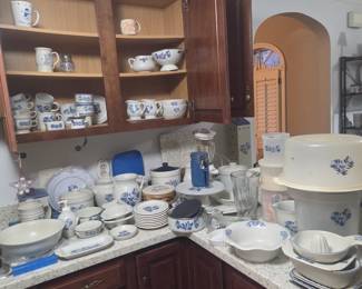 Biggest collection of pfaltzgraff yorktowne pottery i have ever witnessed in my career!