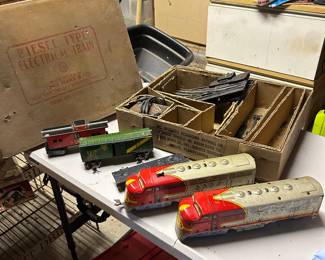 Marx Santa Fe model train . Incomplete, untested. Comes with original box 