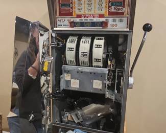 Mills "Jungle Queen" 25 Cent Slot Machine