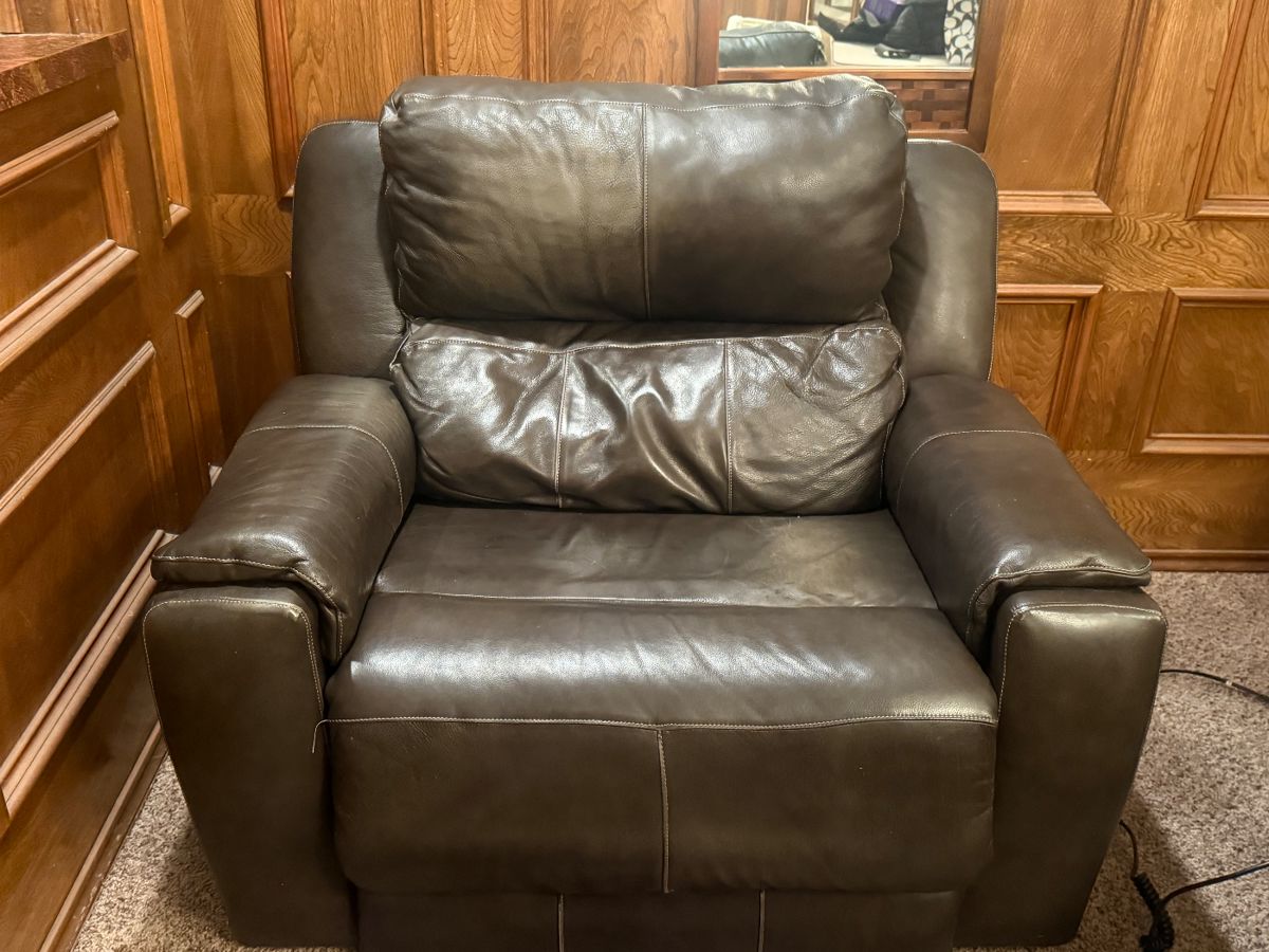 Southern Motion Leather Power Recliner (2017)
Genuine dark brown leather power recliner by Southern Motion, originally purchased from Nebraska Furniture Mart. Smooth power recline, plush cushioning, wide padded arms, and solid construction. Clean, comfortable, and fully functional. Normal wear consistent with age.

Pickup only. Estate sale—priced to move.