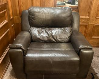 Southern Motion Leather Power Recliner (2017)
Genuine dark brown leather power recliner by Southern Motion, originally purchased from Nebraska Furniture Mart. Smooth power recline, plush cushioning, wide padded arms, and solid construction. Clean, comfortable, and fully functional. Normal wear consistent with age.

Pickup only. Estate sale—priced to move.