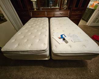 Sleep Number Split King Adjustable Bed (2017)
High-end Sleep Number split king bed with independent air-adjustable firmness on each side. Includes adjustable bases with head elevation and SleepIQ system. Clean, well cared for, non-smoking home. Originally over $7,300 new. Buyer responsible for disassembly and transport.