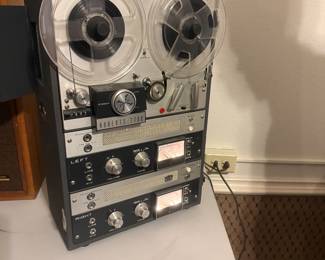 Roberts 770X Reel-to-Reel Tape Recorder – Vintage mid-1960s tube-based stereo deck. Made in Japan. Dual VU meters, original knobs and faceplate, very clean and complete. Powers on. Heavy, well-built classic with strong collector and audiophile appeal. 