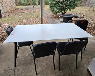 tabele chairs outside