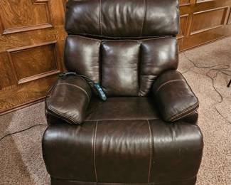 Flexsteel Leather Power Recliner – Made in USA

Dark brown genuine leather power recliner by Flexsteel. Smooth electric recline with wired remote. Clean, solid, and very comfortable. From a smoke-free home. Manufactured 2020.