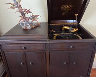 Victrola "Talking Machine" from Cable Piano Company, Atlanta Georgia. # VV-220 /2248 Circa 1918.