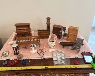 R122 - $30. LOT of Dollhouse Furniture. Some have stickers Concord miniatures & Shakman Made in Japan. 