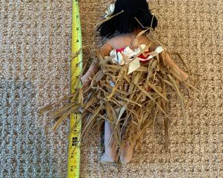 R123 - $20. 1940s/50s Vintage Hawaiian Doll. Yarn Hair, Straw skirt, Fabric Face & Body. 