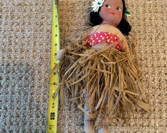 R123 - $20. 1940s/50s Vintage Hawaiian Doll. Yarn Hair, Straw skirt, Fabric Face & Body. 