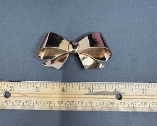 B6 - $60. Sterling Brooch (gold toned). 25.2 grams. 