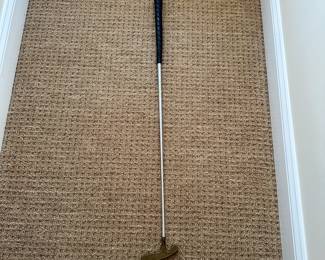 R119 - $20. Acushnet Bullseye Original R/L Putter. LLS Eye. Gold 35"