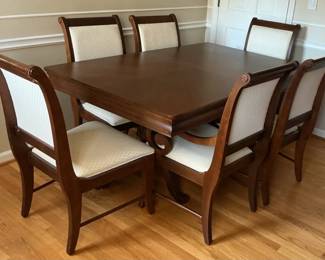 Broyhill Dining Table And Chairs