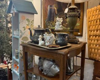 vintage end table, lamps