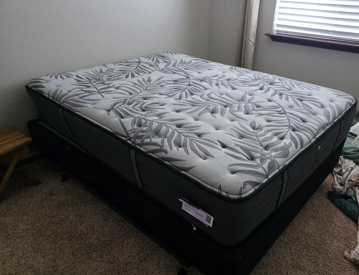 $200 AVAILABLE TUESDAY JANUARY 13th
QUEEN $200.00 Very good condition.  Sells new  Text Kendra 1-208-964-2555 if interested. 