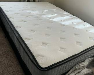 AVAILABLE TUESDAY JANUARY 13th
QUEEN $300.00 Very good condition.  Text Kendra 1-208-964-2555 if interested. 