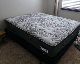 AVAILABLE TUESDAY JANUARY 13th
QUEEN $300.00 Very good condition.  Sells new  Text Kendra 1-208-964-2555 if interested. 