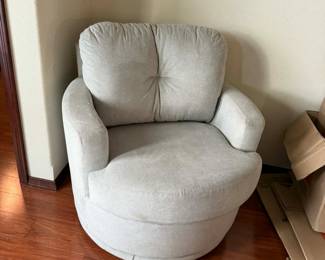 AVAILABLE TUESDAY JANUARY 13th 2 beautiful swivel club chairs available $200 each
Text Kendra 1-208-964-2555 if interested. 