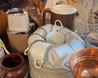 Golden Heirloom JSC White Porcelain Dinnerware Set w/ Gold Trim (Cups, Saucers & Plates)