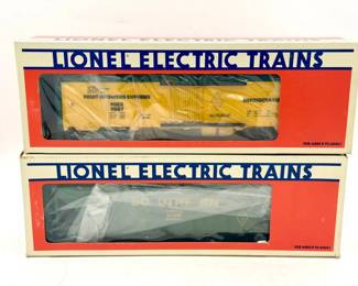 (2) Lionel Toy Trains- Fruit Growers Express & Southern Hopper
Lionel Fruit Growers Express Reefermodel train car (stock number 6-9887
Lionel Famous American Railroads 6-6104 Southern hopper car in O scale