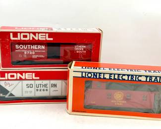 (3) Lionel Trains-caboose, Quad Hopper, & Box Car
Lionel 6-17601 Southern Standard "O" Woodside Illuminated Caboose
Lionel Southern Covered Quad Hopper model train car
Lionel 6-9700 Southern O Gauge box car