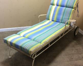 VTG. WROUGHT IRON FLOWER GARDEN LOUNGE CHAIR NO SHIPPING PICKUP ONLY