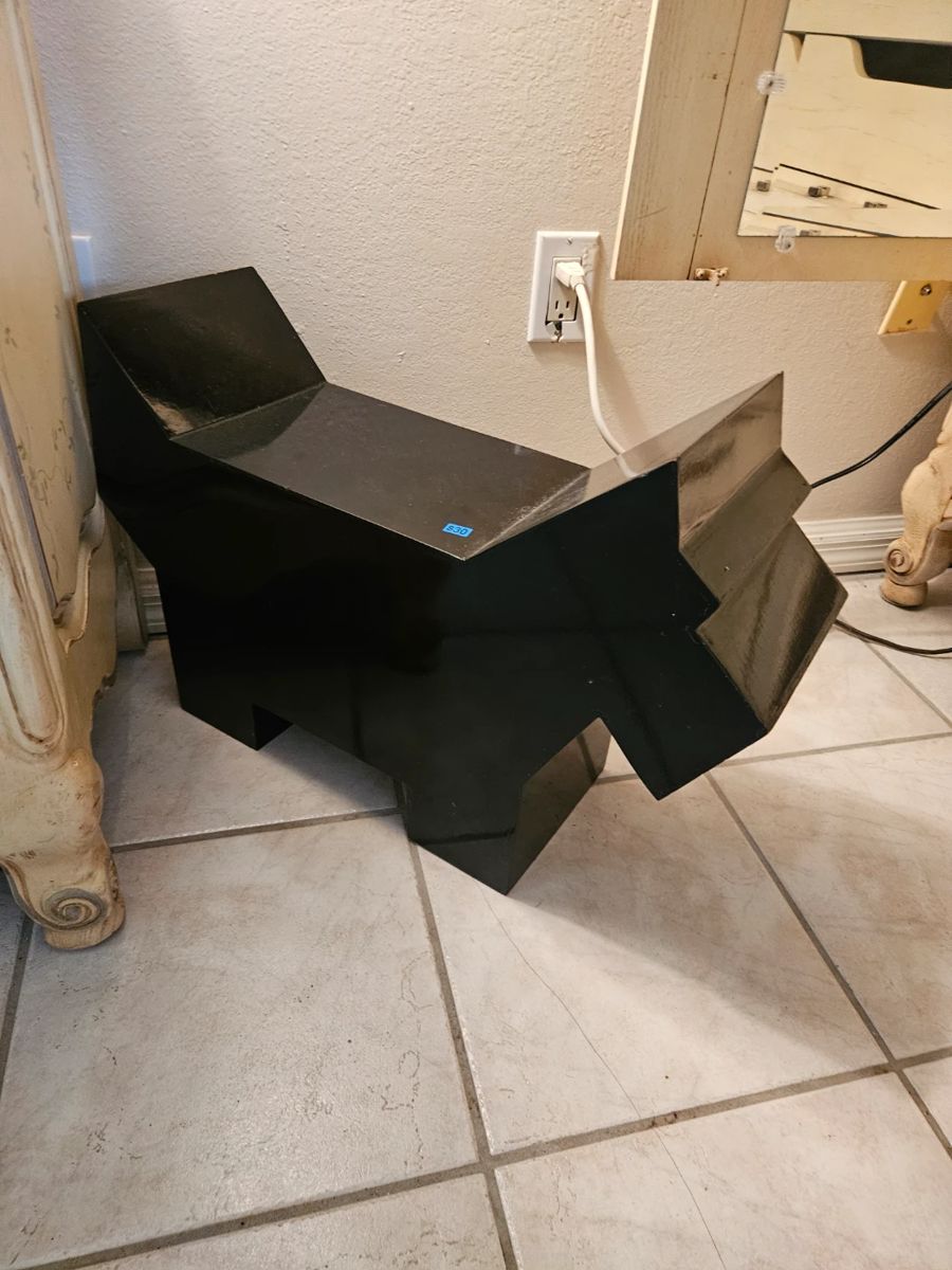 Black  lacquer Scotty bench
$40
