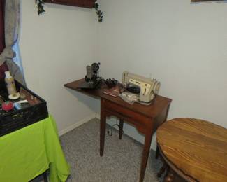 Singer featherweight and other Singer machine