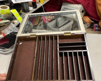 Display cabinet for knives or pens 