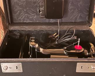 Vintage SINGER FEATHERWEIGHT - serviced too 