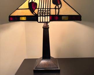 Tiffany style table lamp