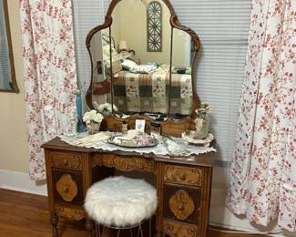 Vintage 1937 Vanity in Great Condition