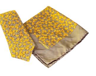 Hermes Paris 100% Silk Tie and Pocket Square 

Elegant Hermes Paris set including a tie and matching pocket square, both crafted in France from 100% silk. The set features a distinctive yellow and gold leaf pattern on a taupe background, making it ideal for formal occasions or adding a touch of luxury to business attire. Both pieces are labeled "Hermes-Paris" and include care instruction tags. Please see pictures for more details on design and condition.
