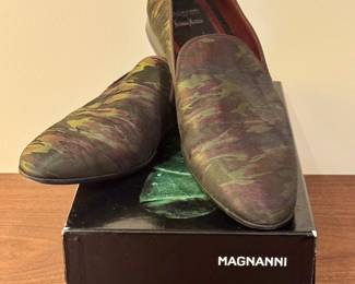 Magnanni for Neiman Marcus Camouflage Loafers Size 10

Pair of Magnanni for Neiman Marcus men's loafers featuring a green and brown camouflage pattern. These slip-on dress shoes are marked as size 42.5M (US 10) on the box. The shoes show signs of light wear on the soles but remain in good overall condition. Distinctive design suitable for both casual and formal occasions.

Features:

Green and brown camouflage pattern
Size 10 (US) / 42.5M (EU)
Slip-on style loafers
Lined interior