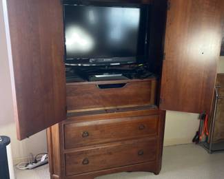 43 ThomasvilleArtsandCraftsEraStyledArmoirewith30DynexTV