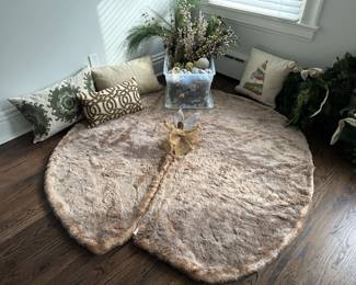 Faux fur tree skirt