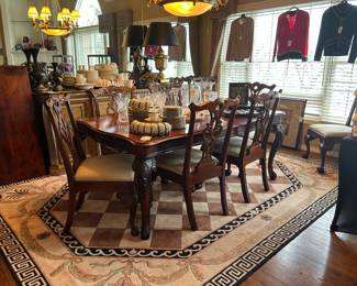 Henredon Footed Dining Table & 12 Chairs 