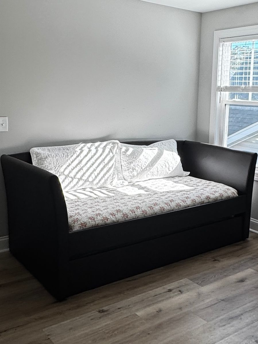 Day bed with trundle and mattresses 