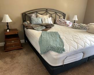 King lift bed (Excellent condition)
