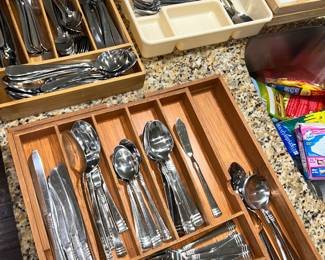 Several sets of nice Flatware