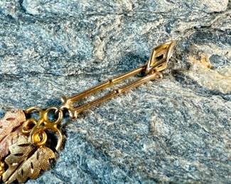 This lot features a 10k gold pendant with a total approx. weight of .84 grams.

