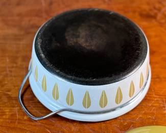 This lot features a vintage Cathrineholm Lotus enamel casserole pot in the rare mustard yellow and white color combination. It features a mid-century modern Scandinavian design, with the form created by Grete Prytz Kittelsen and the iconic “Lotus” pattern designed by Arne Clausen.

