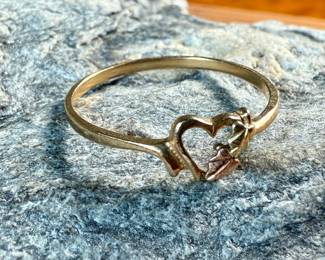 This lot features a 10k gold ring in a size 8.25 with a total approx. weight of .90 grams.

