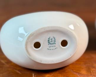 This lot features a pair of Lenox Lyre candle holders that measure, 8” H x 5” W x 3.5” D. One of them has a tiny chip on one end shown in photos that isn’t noticeable.

